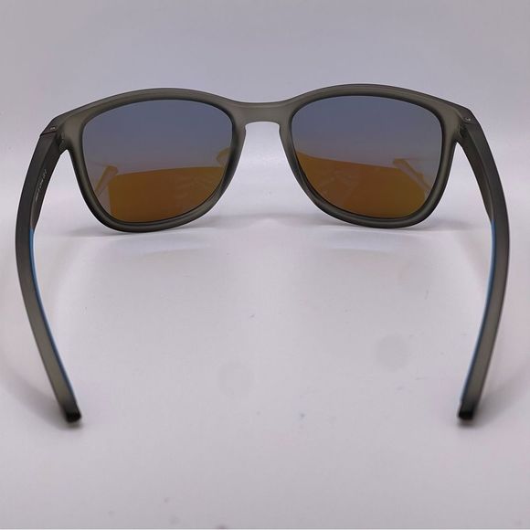 Lightweight Polarized Sunglasses with Blue Mirrored Lenses - Picture 6 of 10